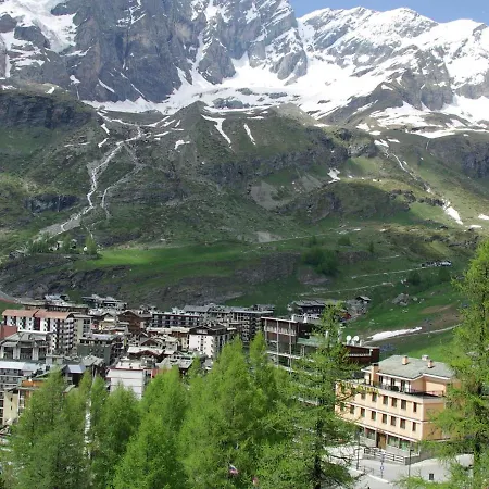 Stellar In Breuil-cervinia Near Matterhorn Peak *